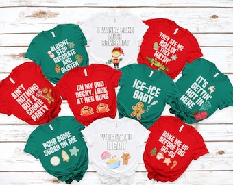 Puede incluir: Diez camisetas con temática navideña con diferentes frases e imágenes relacionadas con las fiestas. Las camisetas son de color rojo, blanco y verde.