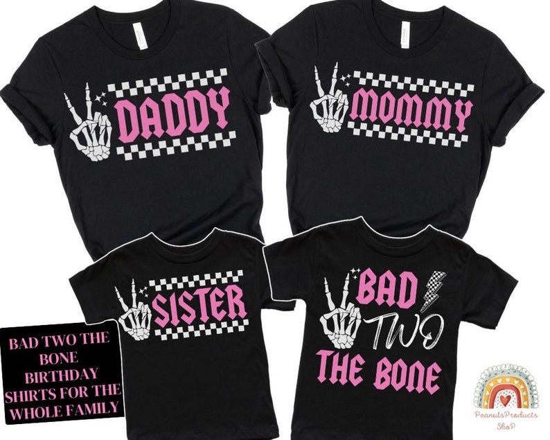 K&ouml;nnte beinhalten: Schwarze T-Shirts mit rosa und wei&szlig;em Text. Die Shirts sagen "Daddy", "Mommy", "Sister" und "Bad Two The Bone".