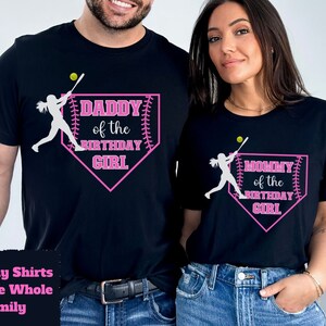 Może przedstawiać: Dwie czarne koszulki z r&oacute;żowymi grafikami w stylu softballa. Tekst na koszulkach brzmi "Daddy of the Birthday Girl" i "Mommy of the Birthday Girl".