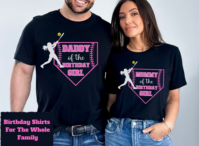 Może przedstawiać: Dwie czarne koszulki z r&oacute;żowymi grafikami w stylu softballa. Tekst na koszulkach brzmi "Daddy of the Birthday Girl" i "Mommy of the Birthday Girl".