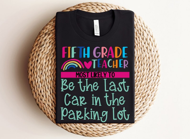K&ouml;nnte beinhalten: Schwarzes T-Shirt mit einem Regenbogen- und Herzdesign. Der Text lautet "Fifth Grade Teacher Most Likely To Be The Last Car In The Parking Lot".