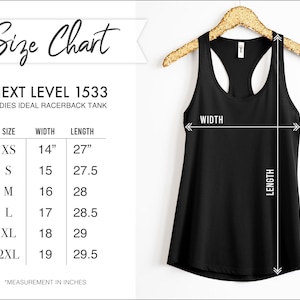 K&ouml;nnte beinhalten: Gr&ouml;&szlig;entabelle f&uuml;r ein Racerback-Tanktop mit Ma&szlig;en in Zoll. Die Tabelle zeigt die Gr&ouml;&szlig;en XS bis 2XL mit den entsprechenden Breiten- und L&auml;ngenma&szlig;en.