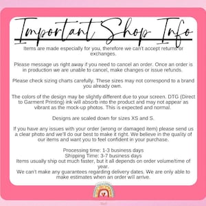 Pu&ograve; includere: Una grafica rettangolare rosa con il testo "Important Shop Info" in scrittura a mano. Il testo fornisce informazioni su resi, modifiche agli ordini, dimensionamento e stampa. Un grafico arcobaleno &egrave; in basso.
