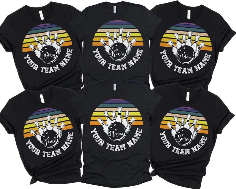 K&ouml;nnte beinhalten: Sechs schwarze T-Shirts mit einem Retro-Bowlingball-Design und dem Text "Your Team Name". Jedes Shirt zeigt einen anderen Namen auf dem Bowlingball.