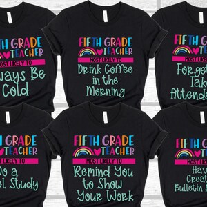 K&ouml;nnte beinhalten: Sechs schwarze T-Shirts mit einem Regenbogen-Design und dem Text "Fifth Grade Teacher" und einem anderen humorvollen Spruch auf jedem Shirt. Die Spr&uuml;che sind "Most Likely To Always Be Cold", "Most Likely To Drink Coffee In The Morning", "Most Likely To Forget To Take Attendance", "Most Likely To Do A Novel Study", "Most Likely To Remind You To Show Your Work", und "Most Likely To Have Creative Bulletin Boards".
