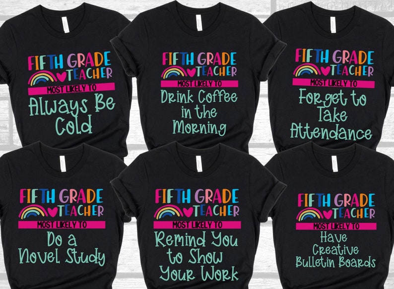 K&ouml;nnte beinhalten: Sechs schwarze T-Shirts mit einem Regenbogen-Design und dem Text "Fifth Grade Teacher" und einem anderen humorvollen Spruch auf jedem Shirt. Die Spr&uuml;che sind "Most Likely To Always Be Cold", "Most Likely To Drink Coffee In The Morning", "Most Likely To Forget To Take Attendance", "Most Likely To Do A Novel Study", "Most Likely To Remind You To Show Your Work", und "Most Likely To Have Creative Bulletin Boards".