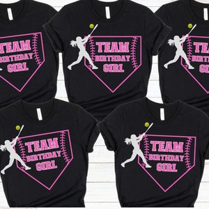 Może przedstawiać: Pięć czarnych koszulek z r&oacute;żowym nadrukiem w kształcie diamentu baseballowego i tekstem "TEAM BIRTHDAY GIRL".