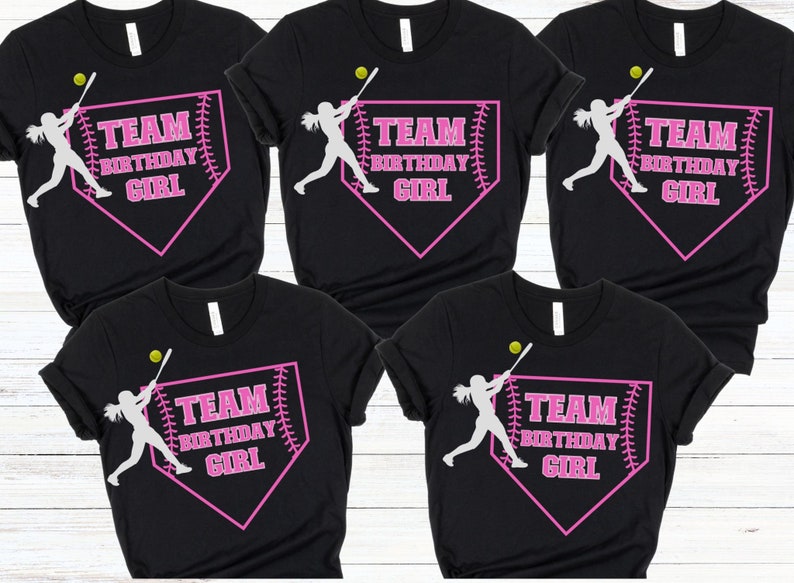 Może przedstawiać: Pięć czarnych koszulek z r&oacute;żowym nadrukiem w kształcie diamentu baseballowego i tekstem "TEAM BIRTHDAY GIRL".