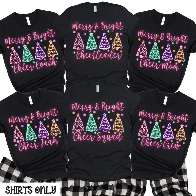 Pu&ograve; includere: Set di sei magliette nere con un testo rosa "Merry & Bright" e disegni di alberi di Natale verde neon, viola e arancio. Le magliette hanno testi diversi sotto gli alberi, tra cui "Cheer Coach", "Cheerleader", "Cheer Mom", "Cheer Team", "Cheer Squad" e "Cheer Crew".