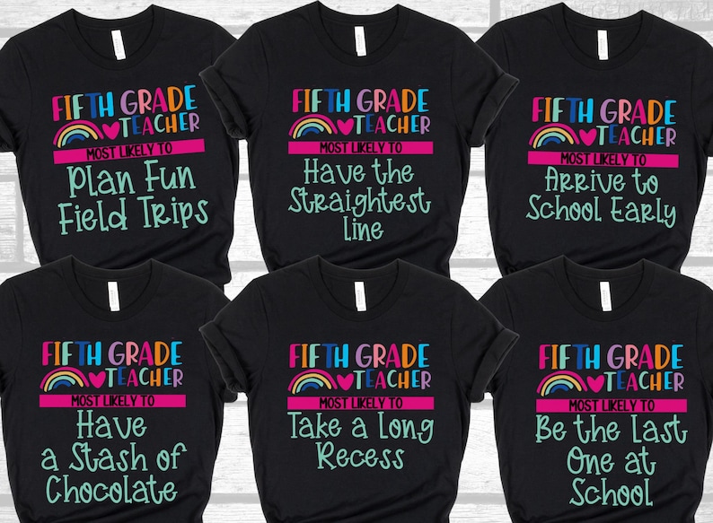 K&ouml;nnte beinhalten: Sechs schwarze T-Shirts mit einem Regenbogen-Design und dem Text "Fifth Grade Teacher" und einem anderen humorvollen Spruch auf jedem Shirt. Die Spr&uuml;che sind "Most Likely To Plan Fun Field Trips", "Most Likely To Have the Straightest Line", "Most Likely To Arrive to School Early", "Most Likely To Have a Stash of Chocolate", "Most Likely To Take a Long Recess", und "Most Likely To Be the Last One at School".