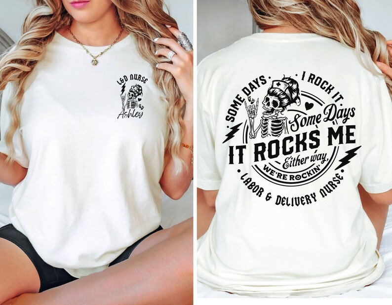 K&ouml;nnte beinhalten: Wei&szlig;es T-Shirt mit einer schwarzen Grafik eines Skeletts, das eine Krankenschwesterm&uuml;tze tr&auml;gt und ein Mikrofon h&auml;lt. Der Text auf dem Shirt lautet "Some days I rock it, Some days it rocks me, Either way, we're rockin', Labor & Delivery Nurse".
