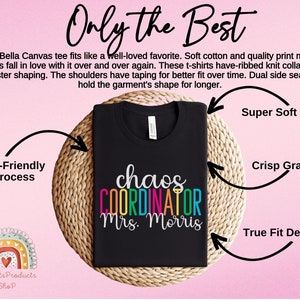 Pu&ograve; includere: Maglietta nera con il testo "chaos COORDINATOR Mrs. Morris" in colori arcobaleno. La maglietta &egrave; su un tappetino intrecciato con frecce che puntano al testo e le parole "Super Soft Feel", "Crisp Graphic", "True Fit Design" e "Eco-Friendly Process".