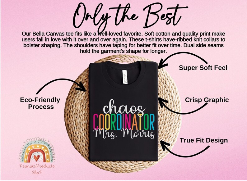 Pu&ograve; includere: Maglietta nera con il testo "chaos COORDINATOR Mrs. Morris" in colori arcobaleno. La maglietta &egrave; su un tappetino intrecciato con frecce che puntano al testo e le parole "Super Soft Feel", "Crisp Graphic", "True Fit Design" e "Eco-Friendly Process".