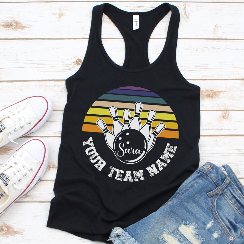 K&ouml;nnte beinhalten: Schwarzes Tanktop mit einem Bowlingball-Motiv im Retro-Stil. Das Motiv zeigt eine Bowlingkugel mit dem Namen "Sara" und dem Text "Your Team Name".