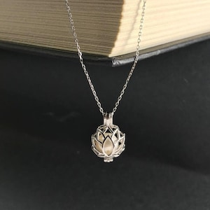 Collana con pietra portafortuna del loto: ciondolo in gabbia d'argento fatto a mano, gioielli da donna