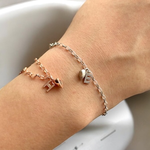 Passende Armbänder für Paare | Verknüpftes Herz mit Initialen | Handgemachter Schmuck | Personalisierte Paare Armband Set | Geschenk für sie