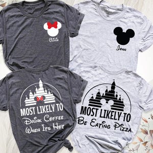 K&ouml;nnte beinhalten: Vier graue T-Shirts mit Disney-Motiven. Zwei Shirts zeigen Mickey- und Minnie-Mouse-Silhouetten mit Namen. Die anderen beiden Shirts haben eine Schlossgrafik und die S&auml;tze "Most Likely To Drink Coffee When Its Hot" und "Most Likely To Be Eating Pizza."