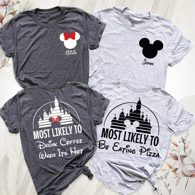 K&ouml;nnte beinhalten: Vier graue T-Shirts mit Disney-Motiven. Zwei Shirts zeigen Mickey- und Minnie-Mouse-Silhouetten mit Namen. Die anderen beiden Shirts haben eine Schlossgrafik und die S&auml;tze "Most Likely To Drink Coffee When Its Hot" und "Most Likely To Be Eating Pizza."