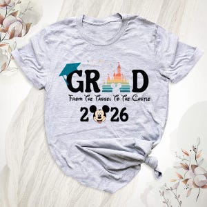 Camisetas personalizadas de graduación de Disney, camiseta a juego para viaje familiar, camiseta de la promoción de 2026 de Disney, camiseta de graduación de Disney, camiseta de Disneyland, camiseta de Disneyworld. imagen 10