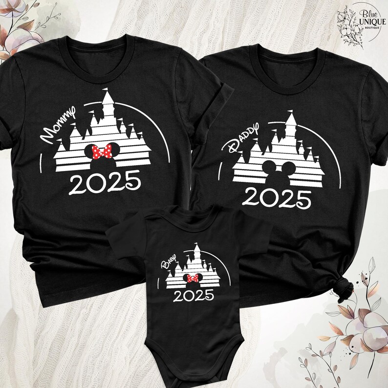 Puede incluir: Camisas negras con siluetas blancas del castillo de Cenicienta, orejas de Mickey Mouse y el texto "Mam&aacute;", "Pap&aacute;" y "Beb&eacute;" con el a&ntilde;o "2025".