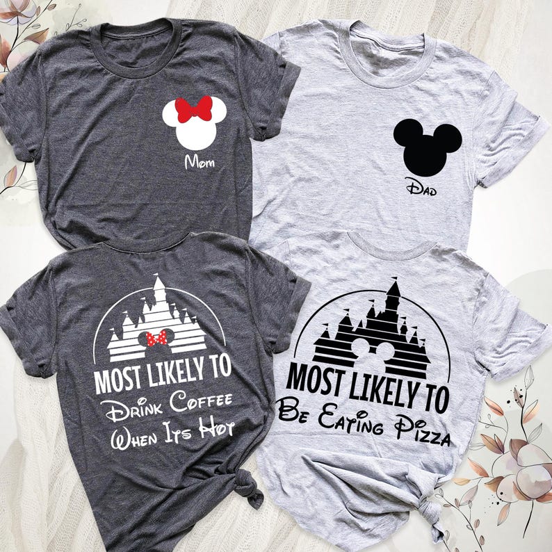 K&ouml;nnte beinhalten: Vier graue T-Shirts mit Disney-Motiven. Ein Shirt hat einen Mickey Mouse-Kopf mit roter Schleife und dem Wort "Mom". Ein anderes hat einen schwarzen Mickey-Kopf und das Wort "Dad". Die anderen beiden Shirts haben Schlossgrafiken und die S&auml;tze "Most Likely To Drink Coffee When Its Hot" und "Most Likely To Be Eating Pizza."