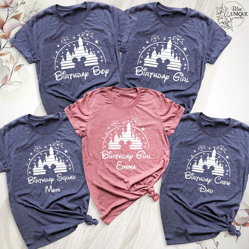 Pode incluir: Cinco camisetas azul-marinho com texto branco e um gr&aacute;fico branco do castelo de Cinderela. O texto nas camisetas diz "Birthday Boy", "Birthday Girl", "Birthday Squad Mom", "Birthday Girl Emma" e "Birthday Crew Dad".