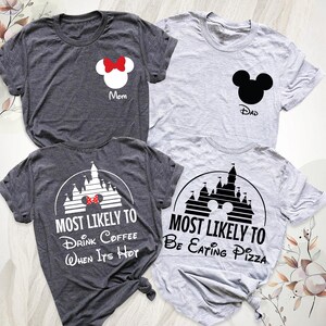 K&ouml;nnte beinhalten: Vier graue T-Shirts mit Disney-Motiven. Ein Shirt hat einen Mickey Mouse-Kopf mit roter Schleife und dem Wort "Mom". Ein anderes hat einen schwarzen Mickey-Kopf mit "Dad". Die anderen beiden Shirts haben eine Schlossgrafik und die S&auml;tze "Most Likely To Drink Coffee When Its Hot" und "Most Likely To Be Eating Pizza".