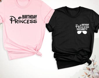 Op de afbeelding: Een lichtroze t-shirt met de zwarte tekst "BIRTHDAY PRINCESS" en een zwart t-shirt met de witte tekst "BIRTHDAY PRINCESS SECURITY" boven een afbeelding van een zonnebril. Beide t-shirts hebben korte mouwen en een ronde hals.