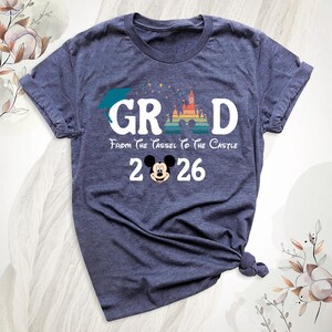 Camisetas personalizadas de graduación de Disney, camiseta a juego para viaje familiar, camiseta de la promoción de 2026 de Disney, camiseta de graduación de Disney, camiseta de Disneyland, camiseta de Disneyworld. imagen 7