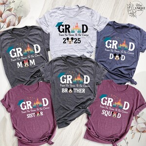 Puede incluir: Un conjunto de seis camisetas con un tema de graduaci&oacute;n. Cada camiseta presenta un dise&ntilde;o diferente con el texto "GRAD" y un personaje de Mickey Mouse. Las camisetas son de varios colores, incluyendo gris, azul, granate y gris jaspeado. El texto en las camisetas dice "From the tassel to the castle".