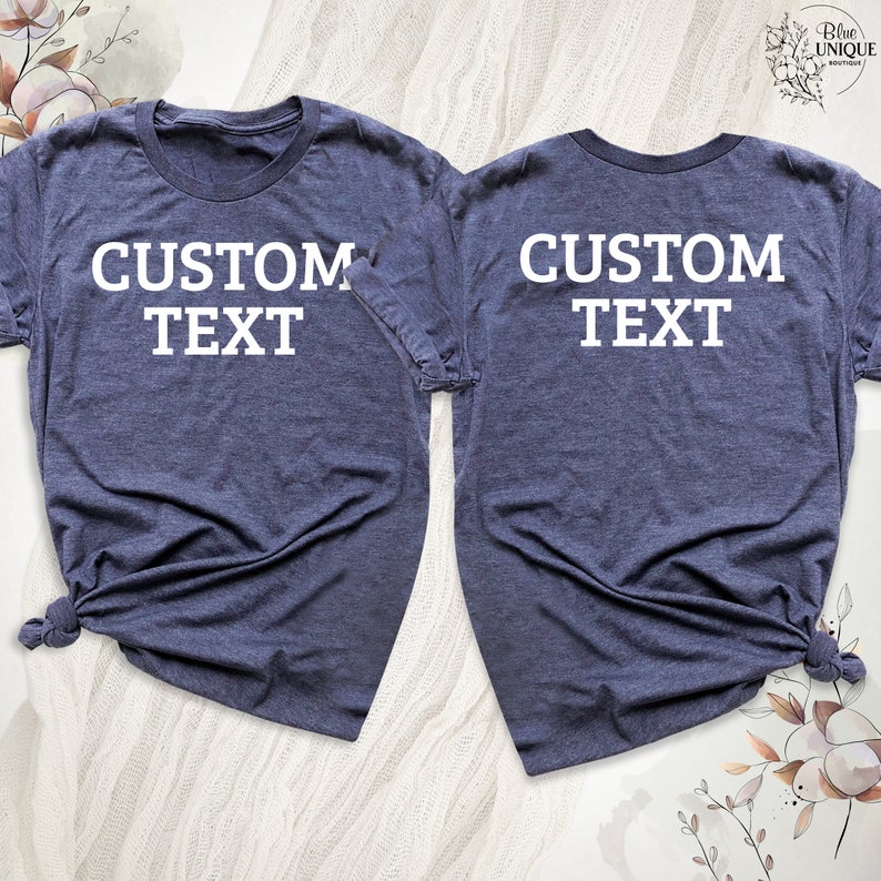 Może przedstawiać: Dwie granatowe koszulki z białym napisem "CUSTOM TEXT" z przodu i z tyłu.