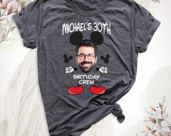 Könnte beinhalten: Ein dunkelgrau meliertes T-Shirt mit einer Grafik einer Person mit Bart und Brille, die schwarze Mausohren trägt. Der Text lautet MICHAEL'S 30TH BIRTHDAY CREW, ergänzt durch weiße Handschuhe und rote Schuhe auf dem T-Shirt.