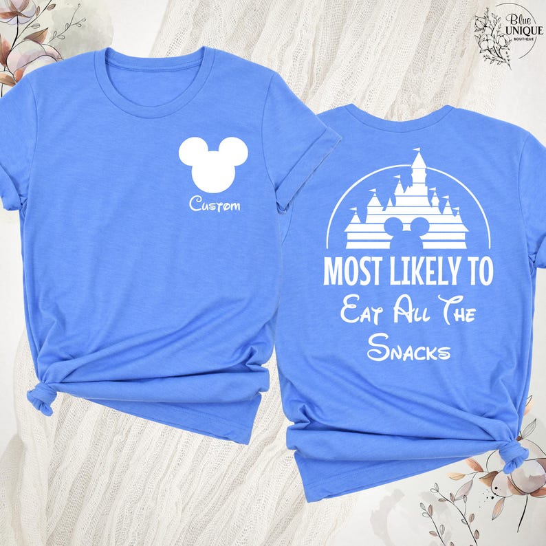 K&ouml;nnte beinhalten: Hellblaue T-Shirts mit wei&szlig;en Grafiken. Eines zeigt einen Mickey Mouse-Kopf und das Wort "Custom". Das andere hat ein Schloss-Design mit dem Text "MOST LIKELY TO Eat All The Snacks".