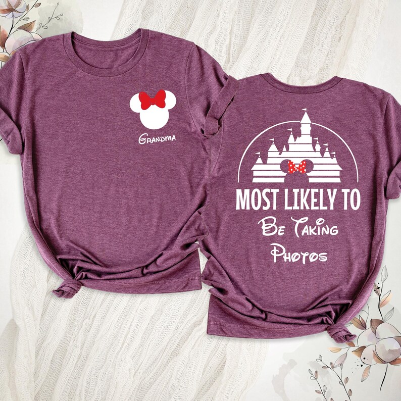 K&ouml;nnte beinhalten: Zwei weinrote T-Shirts mit wei&szlig;en Grafiken. Eines zeigt einen Minnie-Mouse-Kopf mit roter Schleife und dem Wort "Oma". Das andere hat ein Schlossdesign mit dem Text "MOST LIKELY TO Be Taking Photos."