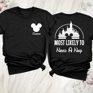 K&ouml;nnte beinhalten: Schwarze T-Shirts mit wei&szlig;en Grafiken. Ein T-Shirt zeigt einen Mickey Mouse-Kopf und das Wort "Custom". Das andere zeigt eine Schloss-Silhouette mit Mickey Mouse-Ohren und dem Text "MOST LIKELY TO Need A Nap".