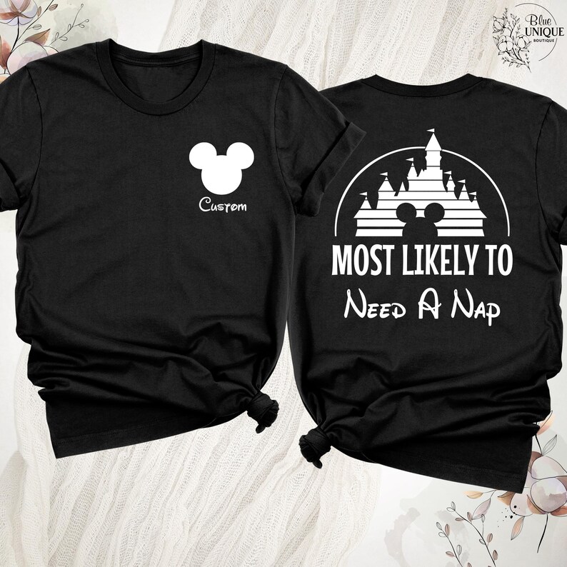 K&ouml;nnte beinhalten: Schwarze T-Shirts mit wei&szlig;en Grafiken. Ein T-Shirt zeigt einen Mickey Mouse-Kopf und das Wort "Custom". Das andere zeigt eine Schloss-Silhouette mit Mickey Mouse-Ohren und dem Text "MOST LIKELY TO Need A Nap".