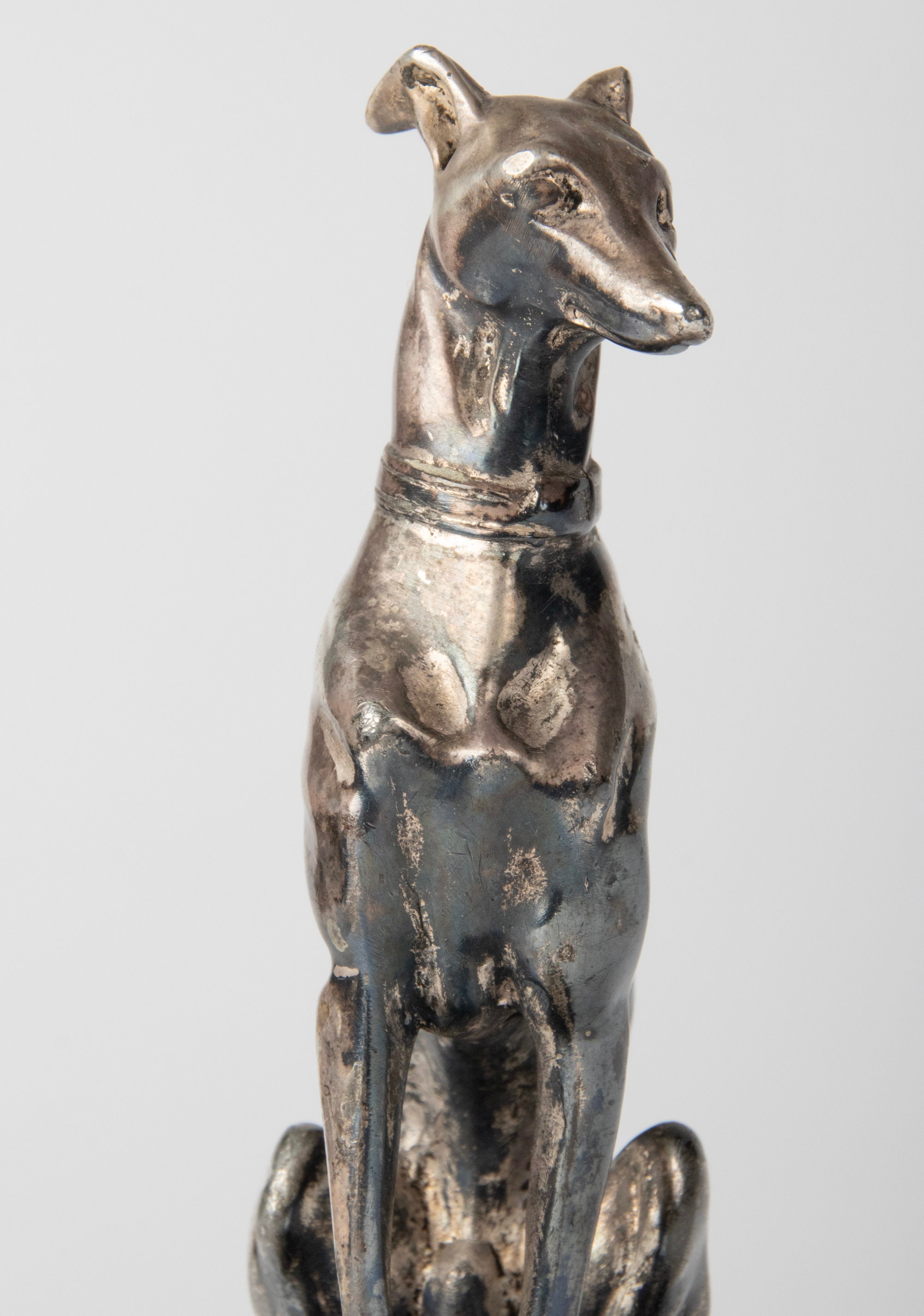 ウィペット犬のアンティークの小さな像 – 大理石ベースのスペルター