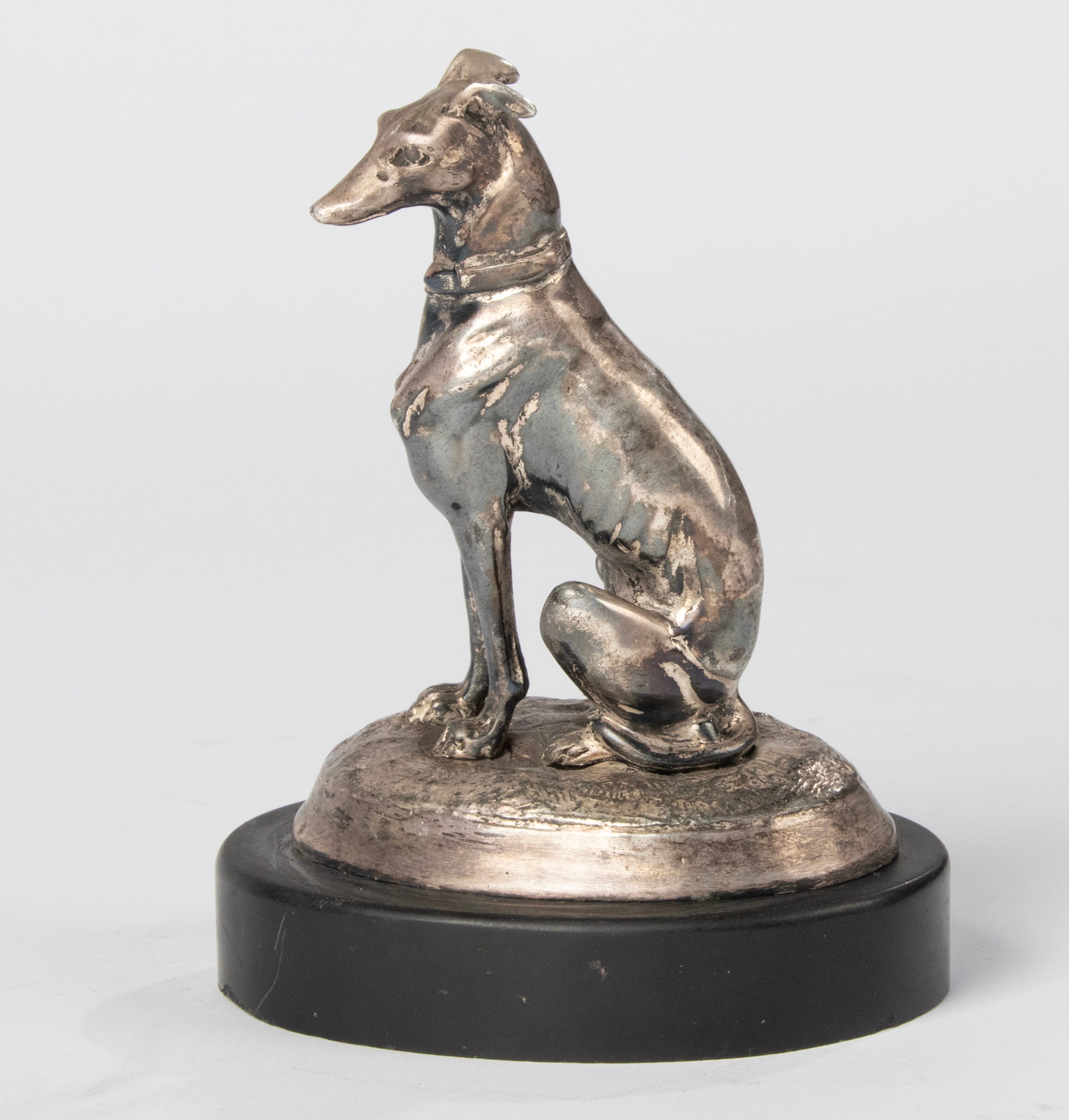 ウィペット犬のアンティークの小さな像 – 大理石ベースのスペルター