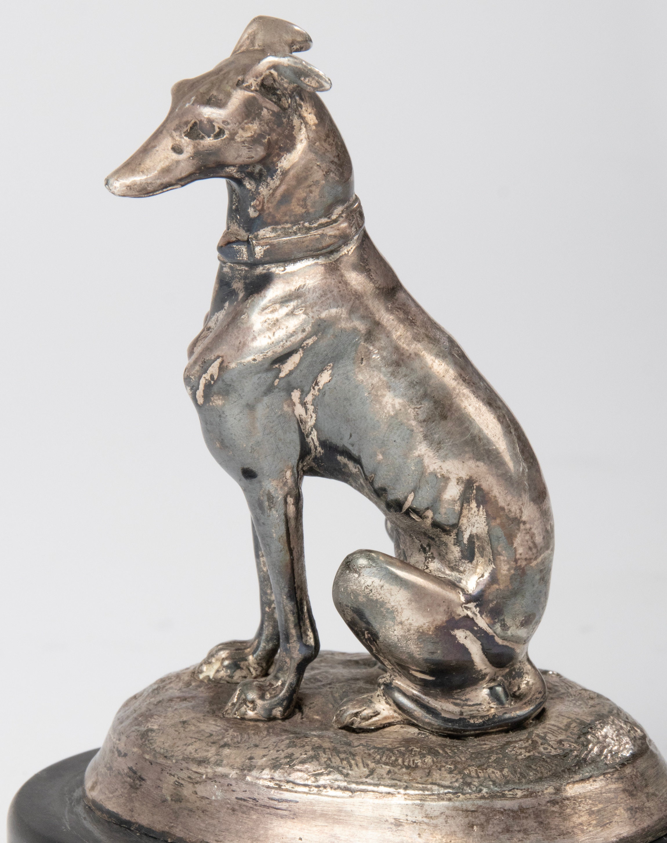 ウィペット犬のアンティークの小さな像 – 大理石ベースのスペルター