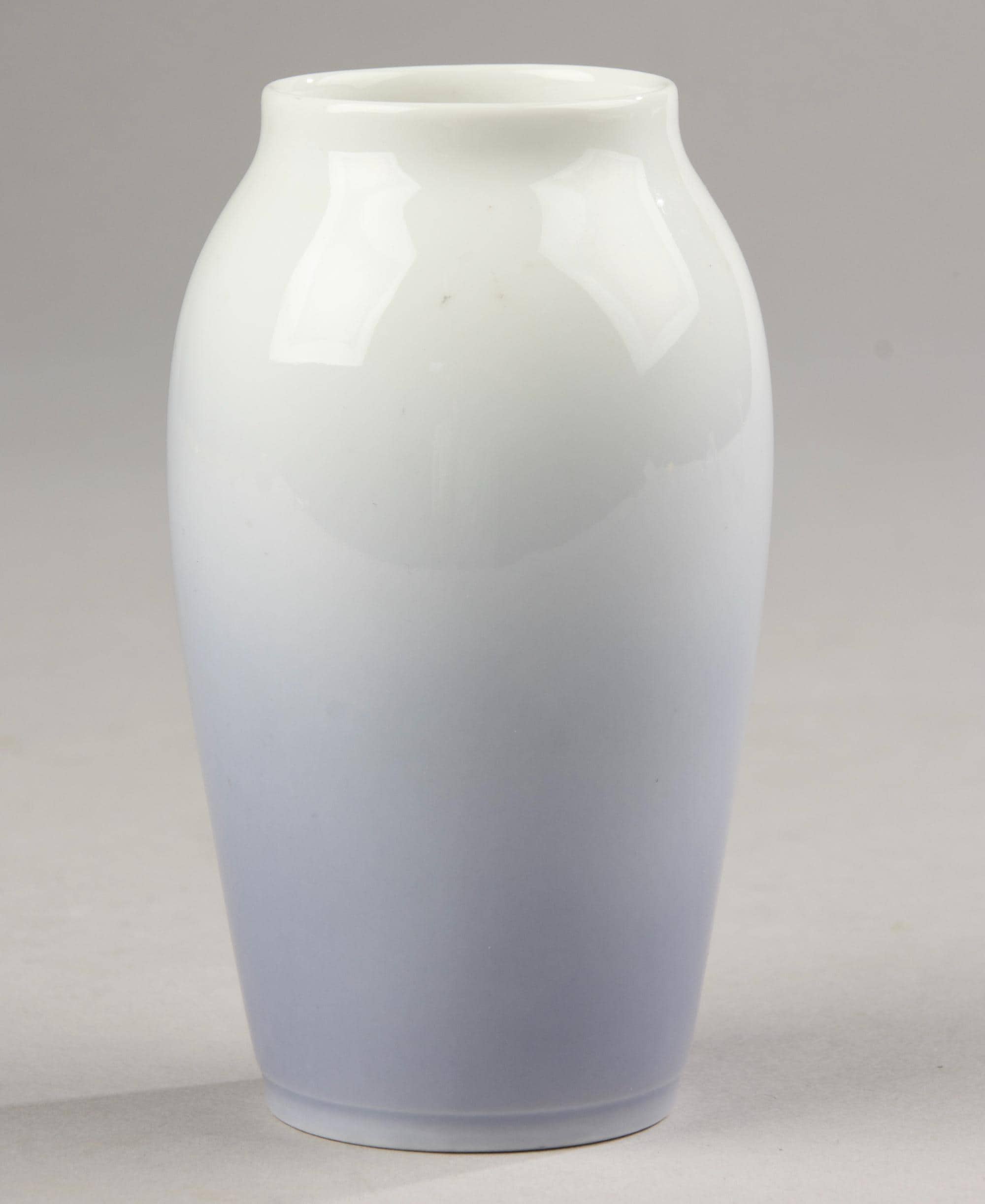 ロイヤルコペンハーゲン   花瓶 陶器 ロイヤルコペンハーゲン - 小さな磁器の花瓶 - モデル 2687 88A - Etsy