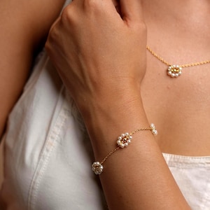 Dainty Flower Pearl Bracelet, 18K Gold Charm Flower Bracelet, Minimalist Wedding Pearl Bracelet, Gifts for Mom, Simple Bracelet for Women