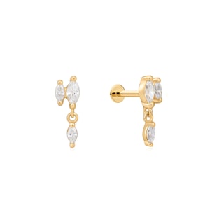 Könnte beinhalten: Ein Paar goldene Ohrringe mit einem baumelnden, marquiseförmigen Diamanten. Die Ohrringe sind für Knorpelpiercings konzipiert.