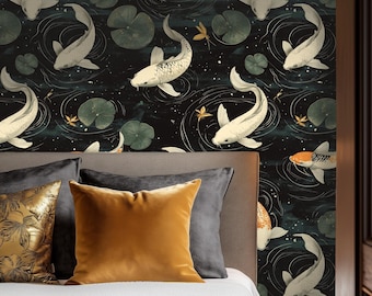 Puede incluir: Un papel tapiz negro y azul con un patrón repetitivo de peces koi blancos y naranjas nadando en un patrón de remolino. El papel tapiz se muestra en un ambiente de dormitorio con una cama y almohadas marrones.