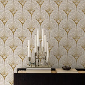 Carta da parati Art Déco - Lussuoso motivo a ventaglio dorato su crema - Elegante decorazione murale di ispirazione vintage per interni domestici sofisticati