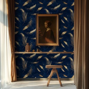 Carta da parati con piume dorate su blu navy / Accent magico celeste per la camera da letto, decorazione rimovibile di lusso