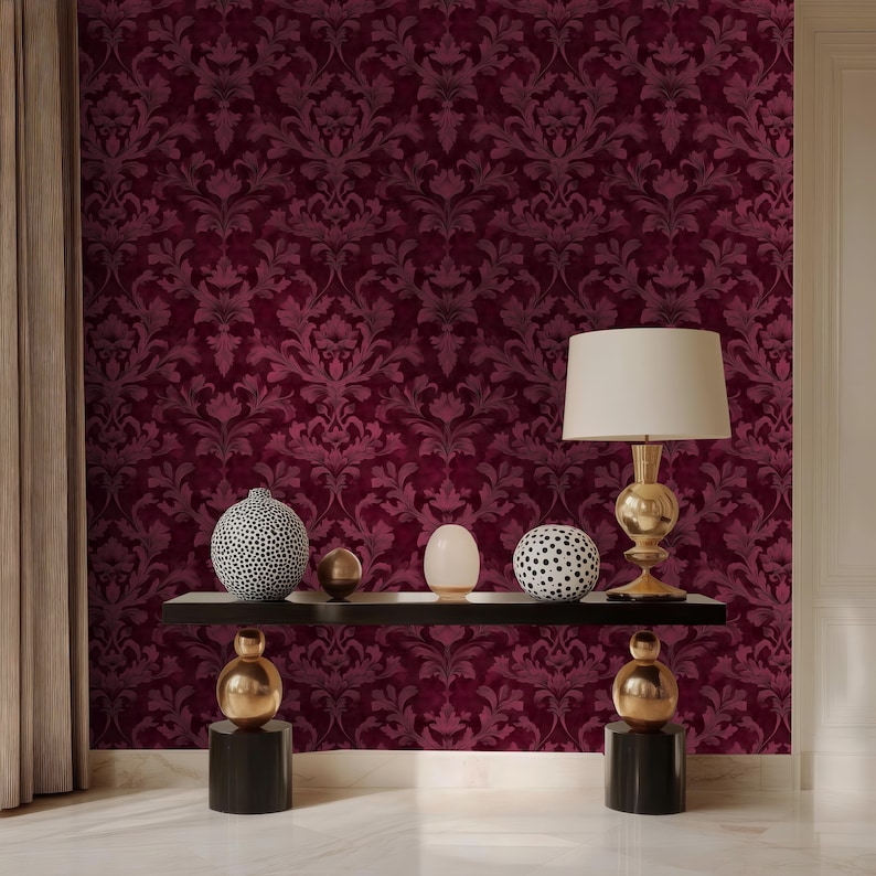 Djupvinröd damask tapet: Elegant självhäftande vinyl bild 1