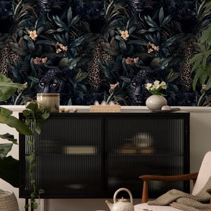 Puede incluir: Papel tapiz de pantera negra con fondo de jungla verde oscuro. El papel tapiz presenta un patr&oacute;n repetitivo de panteras negras, estampado de leopardo y hojas tropicales.