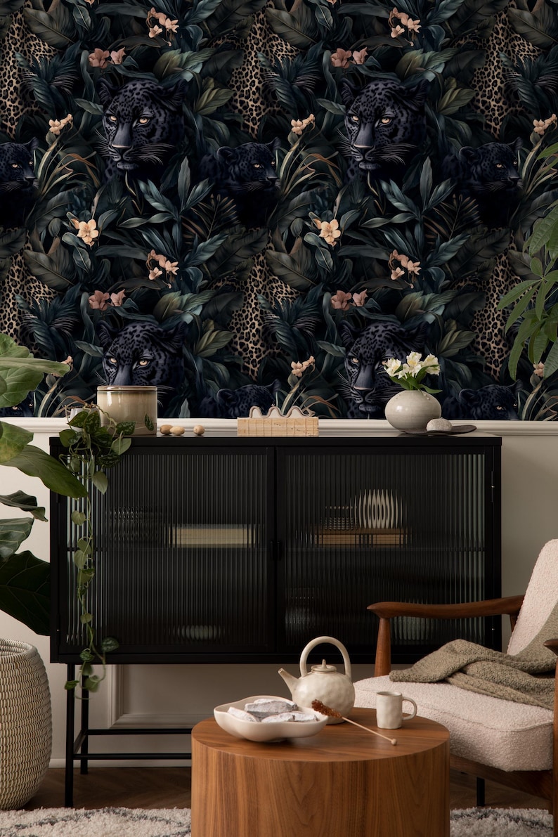 Puede incluir: Papel tapiz de pantera negra con fondo de jungla verde oscuro. El papel tapiz presenta un patr&oacute;n repetitivo de panteras negras, estampado de leopardo y hojas tropicales.