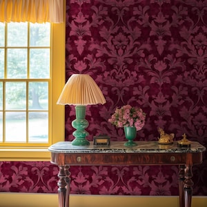 Djupvinröd damask tapet: Elegant självhäftande vinyl bild 5