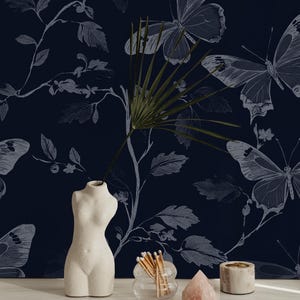 Tapete mit dunklem Schmetterling - Vintage botanisches Wandbild zum Schälen und Aufkleben